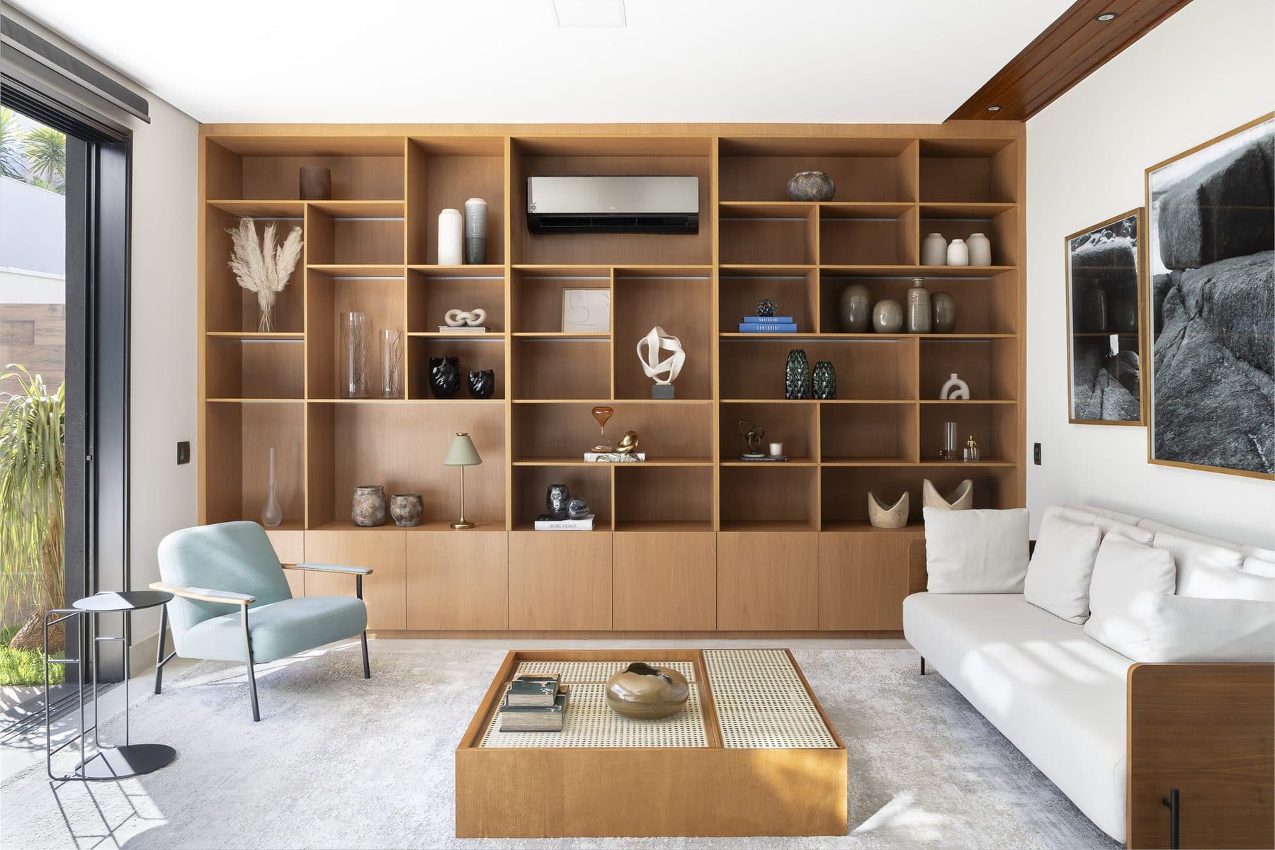 Sala de estar com estante de marcenaria sob medida, Residência RM