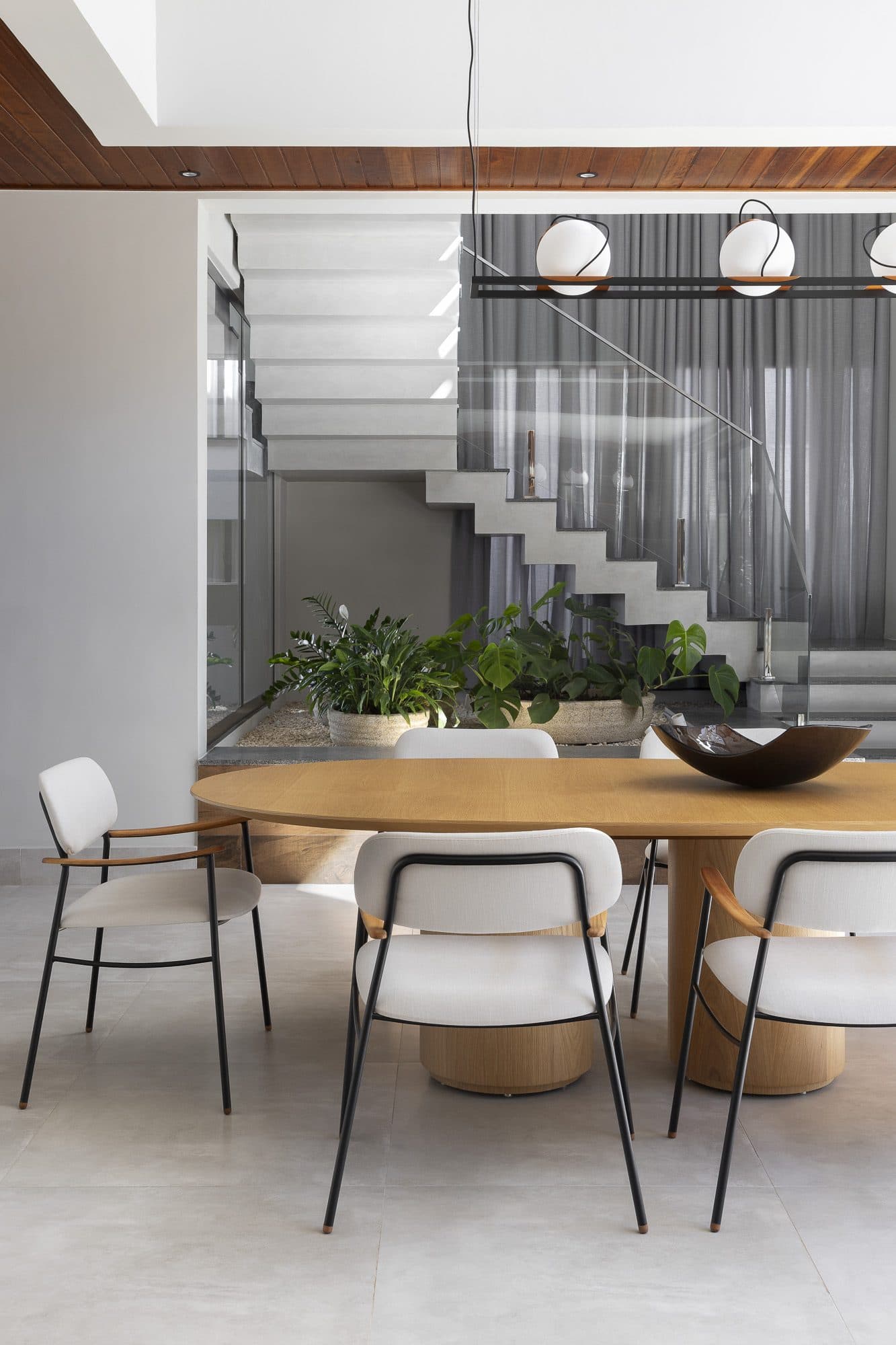 Sala de jantar integrada ao jardim de inverno, Residência Alphaville