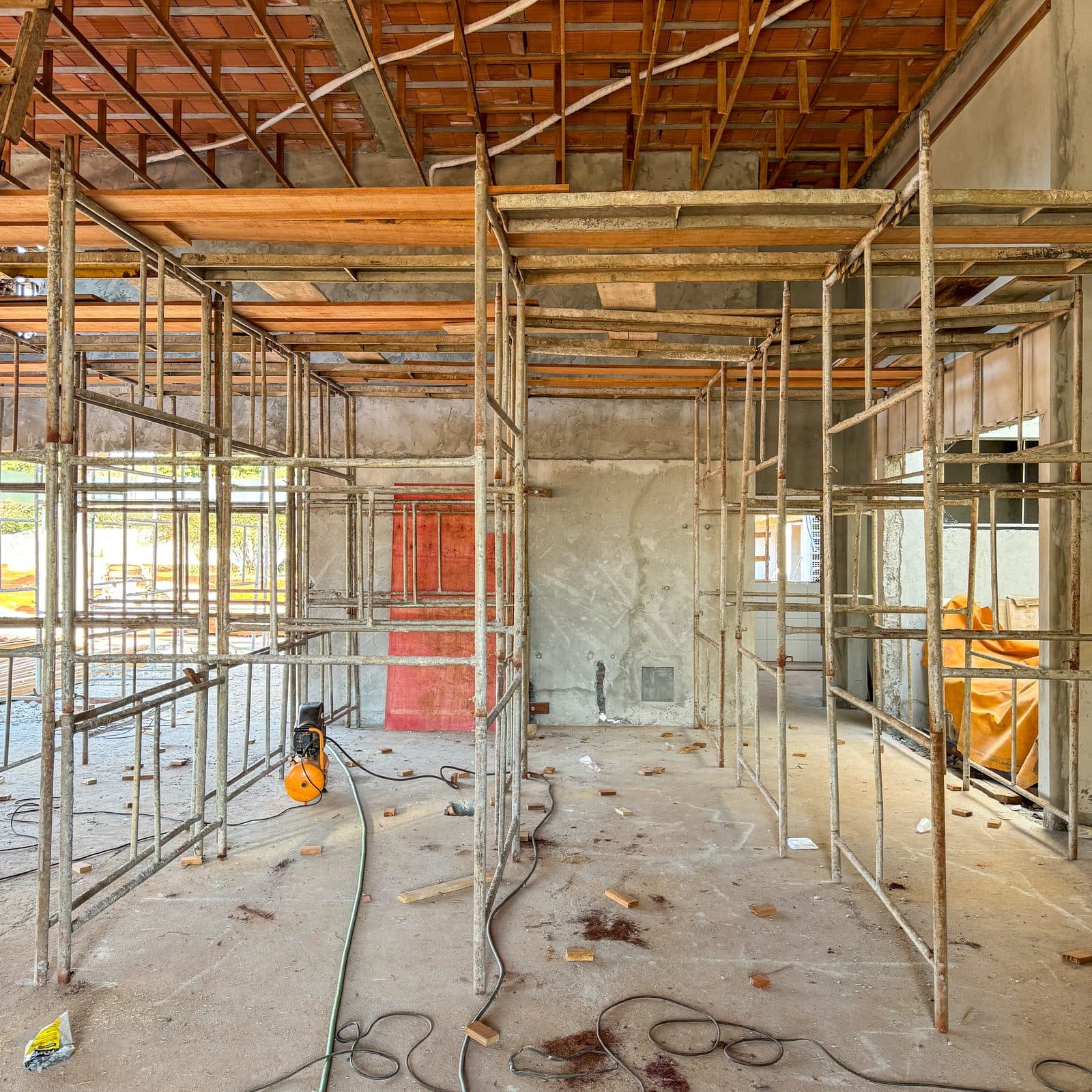 Obra em andamento, estrutura e escoramento antes do acabamento